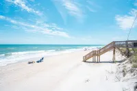 Oceanfront Condo w/Views, Pool + Parking - Beach