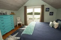 The Loft at Oakland Beach Ask About Off-season Discounts 5 min from Airport.