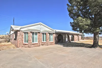Remodeled 6 Bed, 5 bath on 15 acres!!! Owned and  Operated by a Premier Host! Eddy House附近的飯店