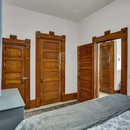 Craftsman charm King Bedroom Private Condo Unit walk to hospital &  capitol