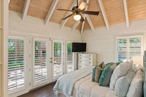 FAB East Beach Cottage, Pets, Pool & Spa; 30 Sec to the BEACH! 6 seat golf cart!