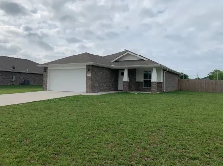 MODERN HOME - firepit & fenced in backyard!