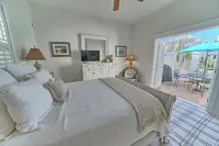 Southside of 30A, Gated Beachfront Pool Sleeps 7 , 2 Min Walk to Rosemary, New !