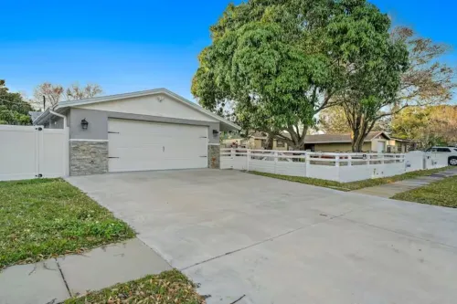 Sunny Escape in Pinellas Park