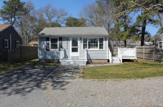 Charming cottage just a short walk to the beach!