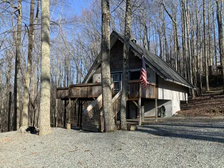 Pine Ridge retreat on Beech Mountain, quiet with fireplace and mountain views!