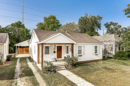 Classic-contemporary Bungaleaux in a prime location, your home away from home. Отели рядом с достопримечательностью «Магнолиа Маунд Плантейшен»