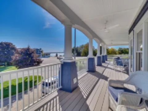 Stunning Lakeview Home with 5 Bedrooms and 6k SqFt of Modern, High-End Amenities