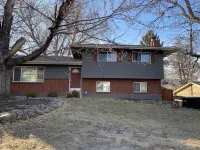Private Entrance, Quiet Neighborhood, 10 mins from downtown Hotels near Cheyenne Mountain Zoo