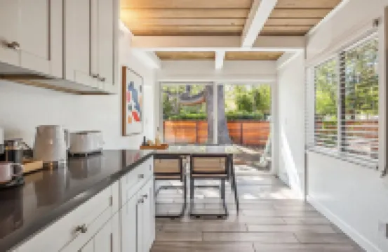 Designer Home Near Stanford/Tech Hub+AC/Gym/Office/BBQ/Parking. 2 Bed/1 Bath.