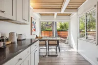 Designer Home Near Stanford/Tech Hub+AC/Gym/Office/BBQ. Two Bed/One Bath.