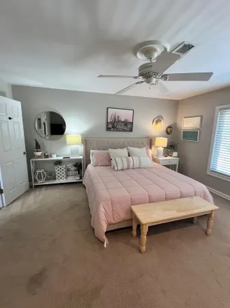 Gorgeous condo for 8, travel crib and pull-out, full kitchen, beach boardwalk! Отели рядом с достопримечательностью «St Simons Island»