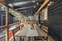 Retro Cabin, 2 Porches, Fireplace, Dog Friendly Fenced Yard