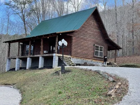 River Road Hideout  PRIVATE RIVER ACCESS! Pet friendly