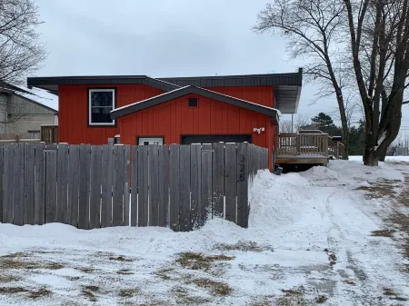 Perfect location for a Pictured Rocks adventure. Snowmobiles & trailers welcome.