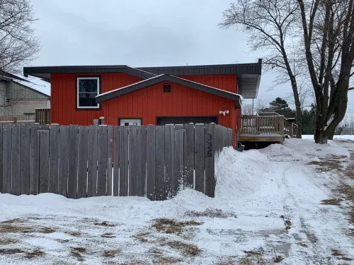Perfect location for a Pictured Rocks adventure. Snowmobiles & trailers welcome.