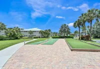 Luxury Lakeview Condo - Golf - Screened Lanai - Resort Pool - Hot Tub - Gym
