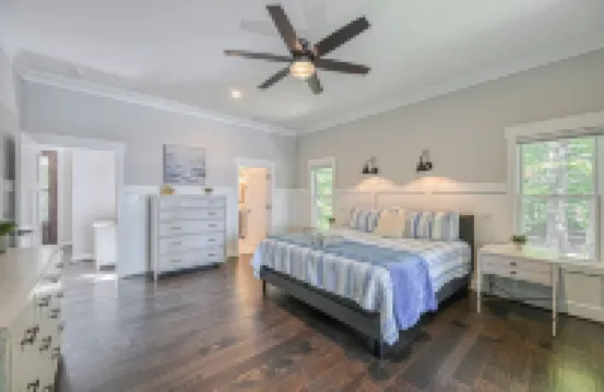 Luxury LAKEFRONT 7Bdr/7.5Ba -Huge Boathouse in Quiet Cove-Public Side-Stunning