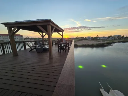 Discover Your Dream Waterfront Getaway in Port Isabel, Texas! Отели в г. Порт Исабел