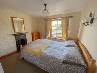 Mona's Cottage - Private Parking, Sea Views, Garden & Close To Harbour & Beach