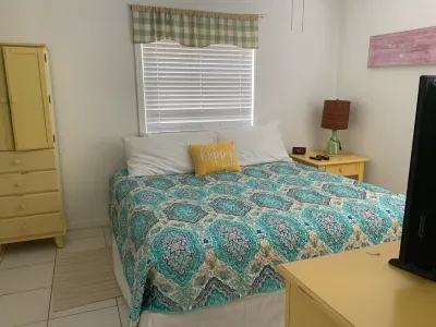 Lovely 1 Bedroom Unit Across from Lido Key Beach Hotels near Lido beach