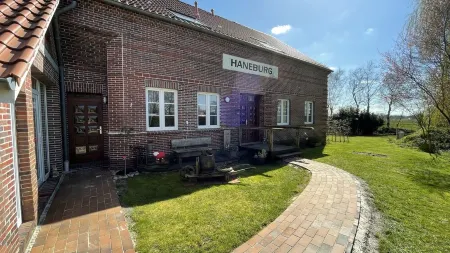 Gulfhof Ferienwohnung "baltrum" mit Wunderschönem Blick ins Naturschutzgebiet Отели в г. Илов