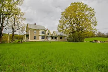 Great Ski or Summer Rental - 5 miles to Okemo/Ludlow, 25 Gorgeous Acres Отели в г. Кавендиш