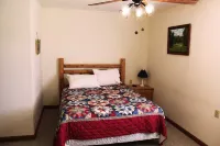 Stones Throw from Giant City Park, Wineries, Hiking, Biking, Hunting and more.