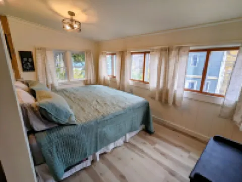 Hygge Hideaway. Pet friendly, cozy retreat & 3 minute walk to the river!