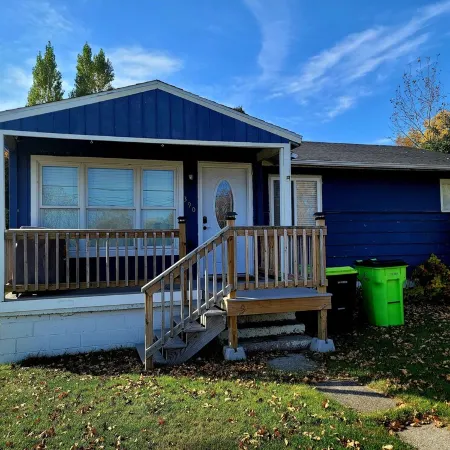Your vacation starts here! Fully Furnished 3 bedroom home! Close to Ferry's!