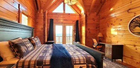 Log Cabin with Hottub, EV charger, Game room