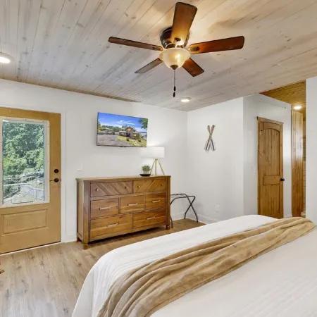 No Steps, Game Room, Canoe & Kayaks, Dock, All Paved Roads! 10 Min to 2 Marinas!