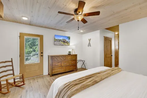 No Steps, Game Room, Canoe & Kayaks, Dock, All Paved Roads! 10 Min to 2 Marinas!