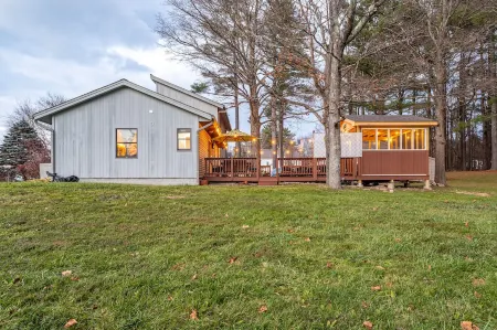 Amenity-Rich Fun Cabin~HotTub*GameRm*20-min to Ski