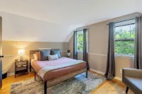 Comfy and cozy 4-bedroom minutes to SU, Hospitals, and downtown Syracuse Hotels near Martin J. Whitman School of Management at Syracuse University