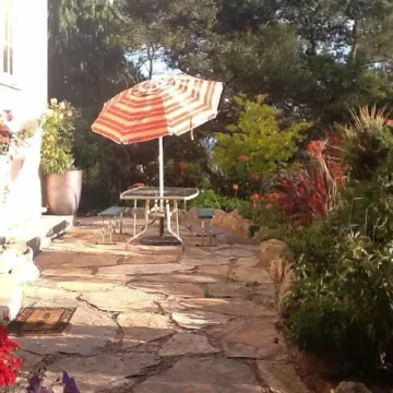 Convenient walk to UC, Haas, MSRI, Simons and Goldman School. Historic home.