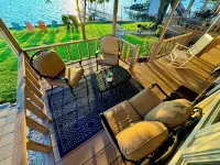 Lazy Days Lakefront Retreat Lake Granbury, full home, yard,  dock-lift, parking