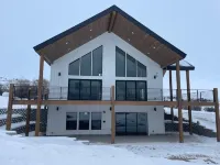 Built 2023!180-degree lake views, huge deck, 6+ acres, fiber, ping pong! Hotels near Bear Lake