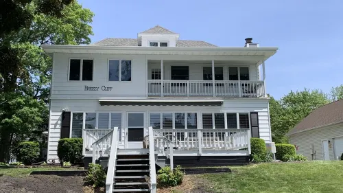 Breezy Cliff - Beautiful Lake Front House - 5+ BRs/3 sitting rooms/sauna/yoga