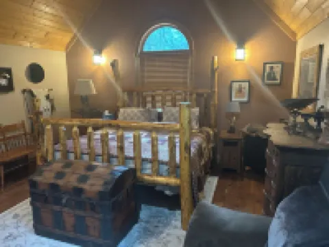 Deadwood Private Luxury Cabin with Gold Mine and Creek
