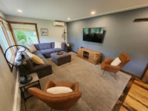 Gorgeous 5 bed Remodel near Downtown Hudson for Groups! Hotels in Hudson