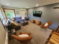 Gorgeous 5 bed Remodel near Downtown Hudson for Groups!