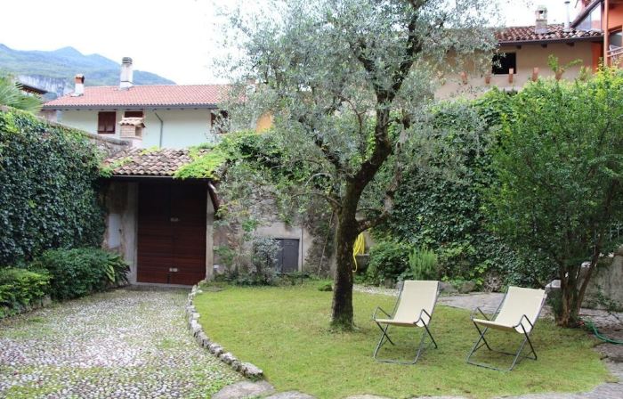 Lake Garda: Idyllic villa in quiet village center with olive and palm trees garden