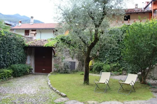 Lake Garda: Idyllic villa in quiet village center with olive and palm trees garden 나고 호텔