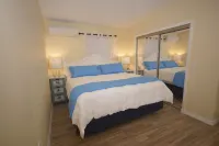Pool View  Walk to Beach  King Bed  Pool Daily Rentals Celery Fields附近的飯店