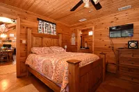 Rustic lodge retreat minutes from the Frio!
