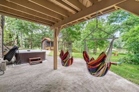 Log Cabin Escape+King B+TV's\Hot Tub+Sauna+ScenicRiver Views!