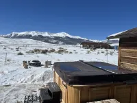 Scenic 3 bedroom cabin with hot tub Hotels in Lake County