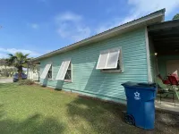 < 10 min. to beach, trails & The WHARFdog friendly) のホテル