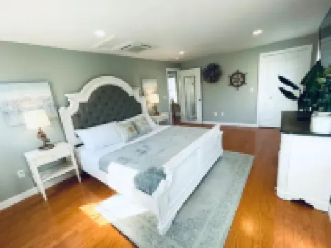 Coastal Cottage - Porch, Grill, Walk to Portsmouth Hotels in Kittery